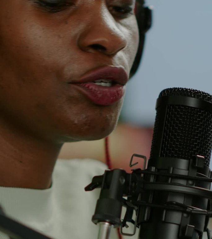 垂直视频:非洲女性视频博主制作新视频博客的特写