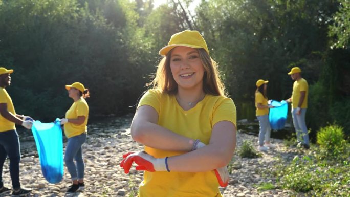 河岸上的年轻女性自然保护志愿者