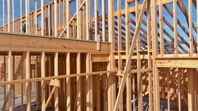 在新住宅的建设中，用桁架梁建造了木梁框架