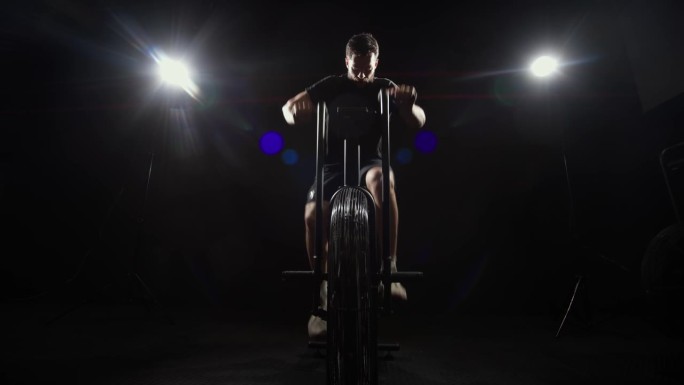 运动员在健身房里做自行车运动，锻炼运动动力和有氧运动，强健体魄。有睾丸素的男人的脸会变得更好，会变得