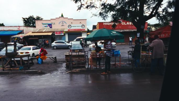 SLO MO村市场热闹非凡，人们喜欢在迷人的商店前的路边摊上摆摊