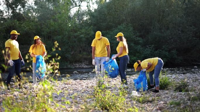 一群志愿者在清理河岸上的垃圾