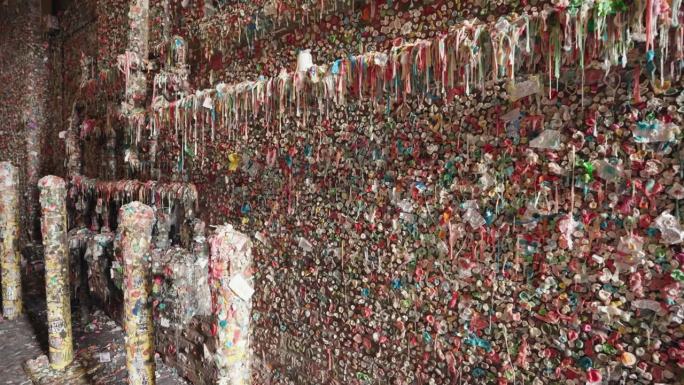 口香糖墙——美国华盛顿州西雅图市中心派克市场下覆盖着用过的口香糖的砖墙