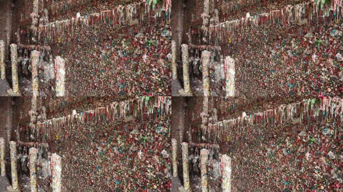 口香糖墙——美国华盛顿州西雅图市中心派克市场下覆盖着用过的口香糖的砖墙