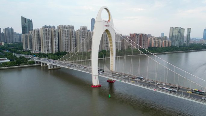 一天结束的时候，中国广州南华大桥上车流缓慢