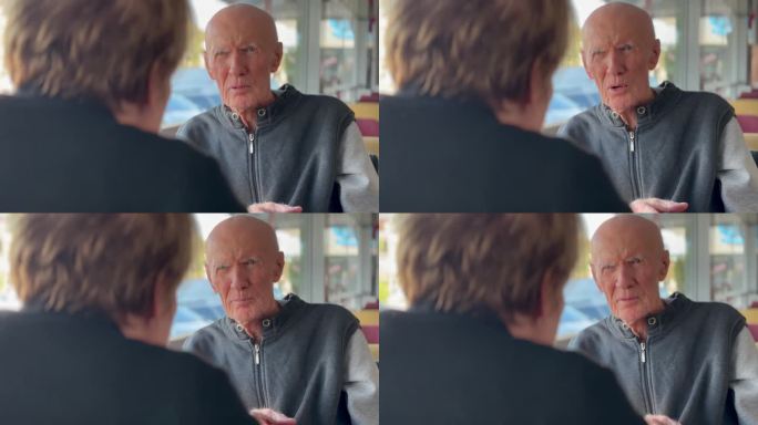 90多岁的男人和女人在咖啡馆聊天4k库存视频
