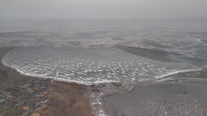 航拍雪后的湖面，结冰的湖面