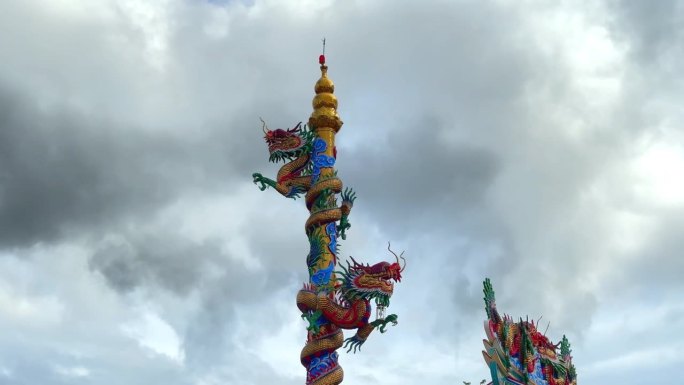 中国文化在中国寺庙的柱子上雕刻龙与风暴云