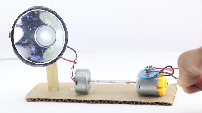 直流电动机的轴连接在一起，当电机供电时，轴的旋转在其他电机上产生电力并发光LED