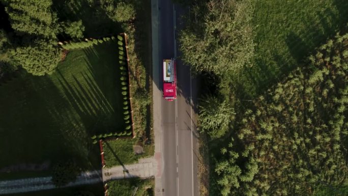 4k无人机驾驶消防车镜头;在行动的消防车鸟瞰图