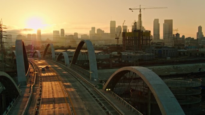无人机在日落时拍摄的洛杉矶第六街大桥