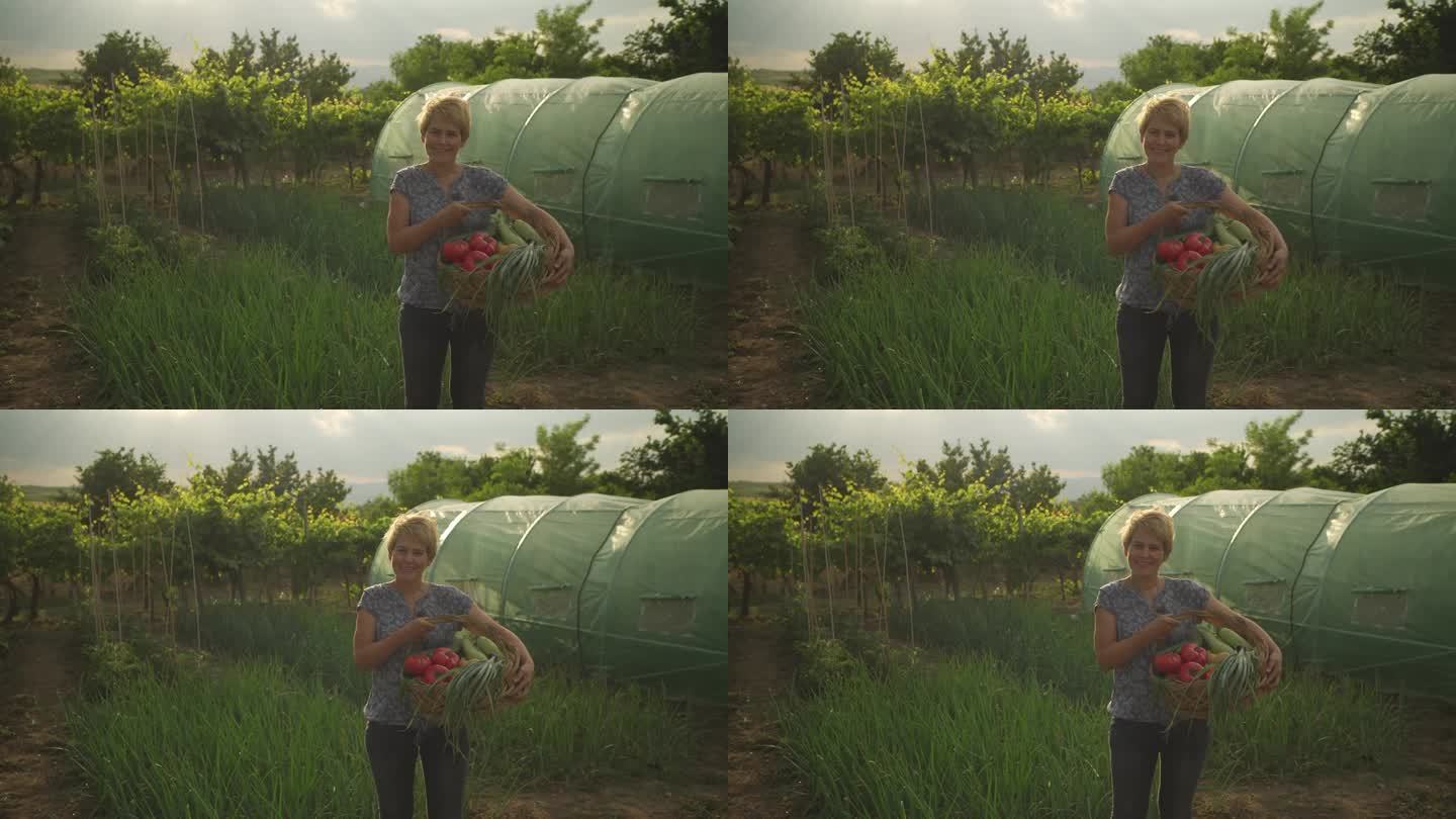 一个市场园丁拿着一篮子新鲜蔬菜