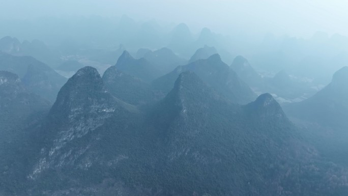 冬季阳光下高空俯瞰桂林喀斯特地貌群山