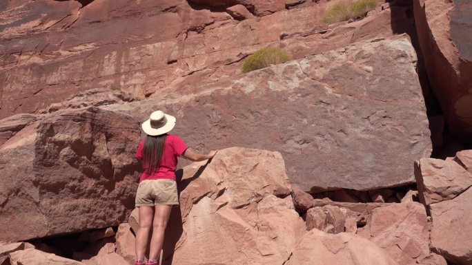 女人探索沙漠毒蜘蛛恐龙足迹地点摩押犹他州