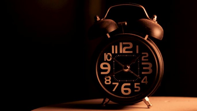 凌晨1点的黑色闹钟特写，清晨“失眠”