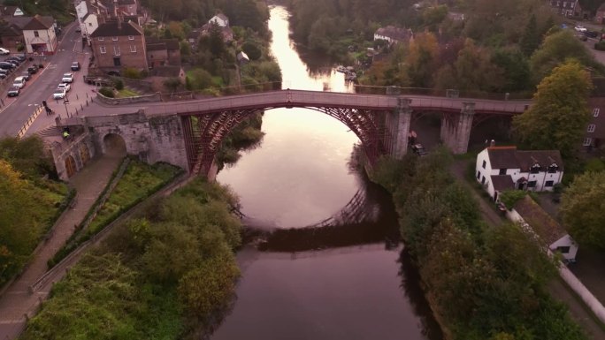 英国什罗普郡铁桥村横跨塞文河的铁桥航拍画面