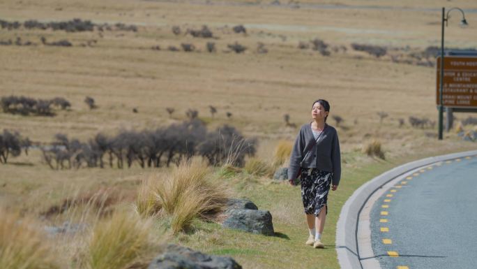 女孩走在新西兰库克山国家公园