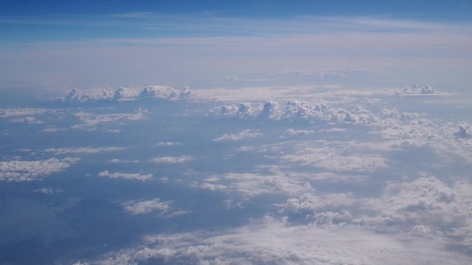 蓝天上的云，从飞机窗口看出去。