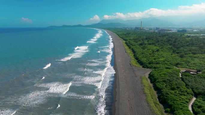 台湾宜兰海岸线和海滩鸟瞰图。