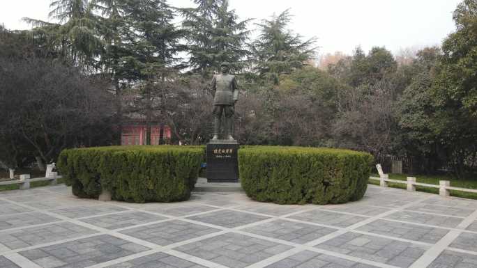西安革命公园杨虎城雕像航拍2