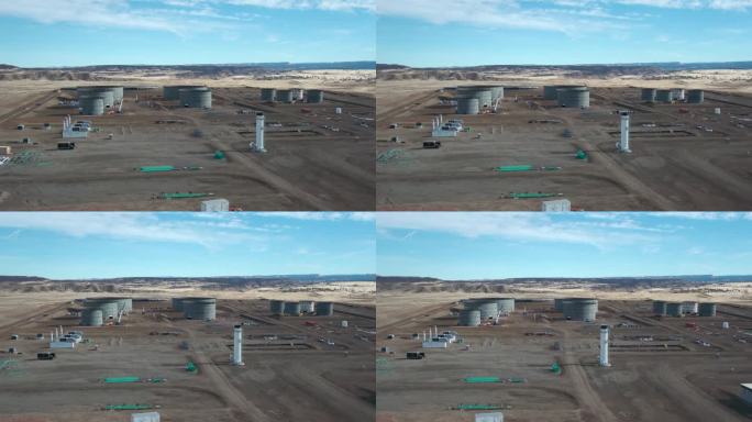 在一个阳光明媚的冬日午后，无人机从犹他州东部一个正在建设的大型石油储存地点的角度拍摄