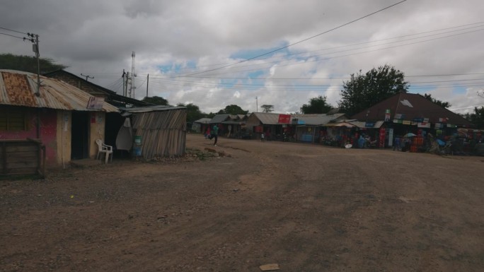 在非洲的一个村庄，简单的房屋排列在乡村的道路上