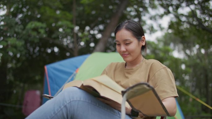 女人读书一名女子在看书大树下面