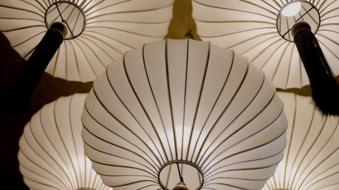 球形的中国纸灯悬挂在天花板上。