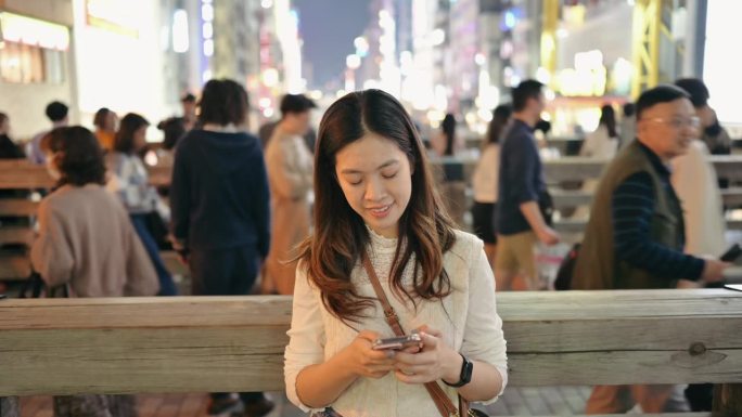 旅游博主，并在她的日本之行中检查社交媒体和社交互动的参与度