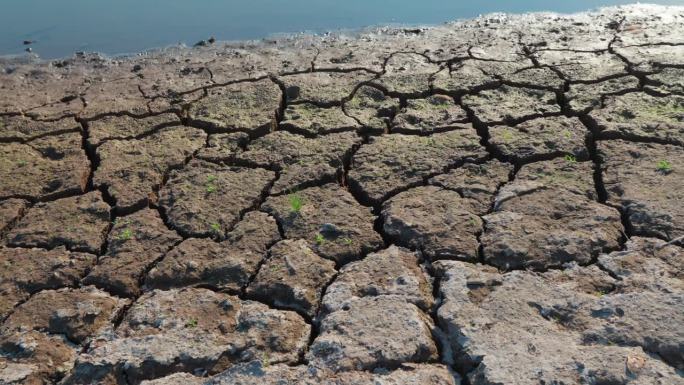 水排干后被侵蚀的开裂的土壤。全球变暖问题。