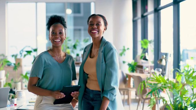 商业，平板电脑和黑人女性在办公室的支持，团队合作和信任，纽带或关怀。工作，朋友和女性合伙人的肖像在创