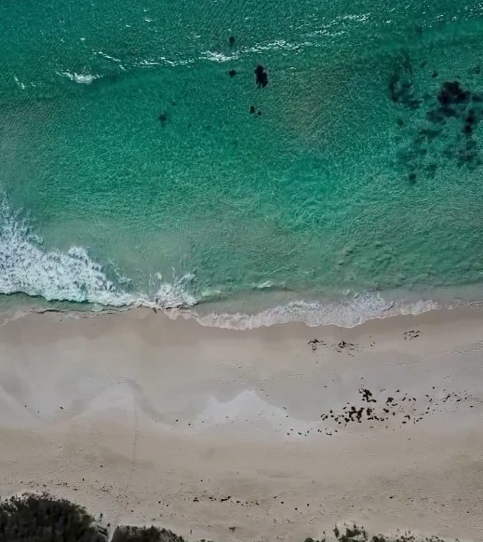 在澳大利亚西澳的沙滩上鸟瞰印度洋碧绿的海水