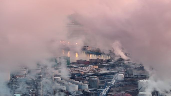 航拍冬季海岸石油冶炼化工厂