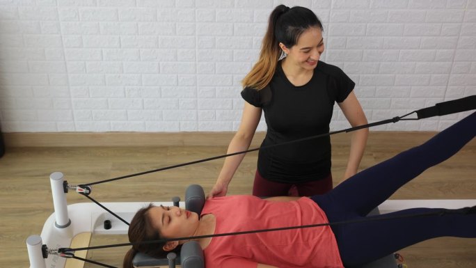 发现力量和平衡:个人普拉提课程与女性在健身和健康的改革机器