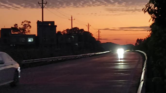 乡村公路夜色渐暗黑夜来临傍晚开车回家路上