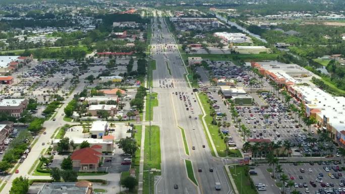 佛罗里达北港宽阔的高速公路上有购物中心和小企业。美国交通和零售基础设施概念