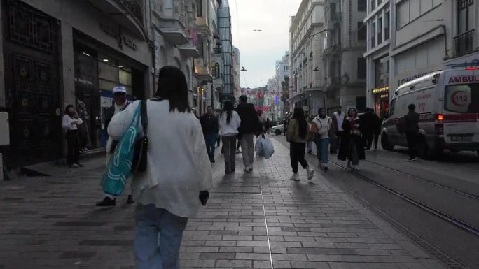 塔克西姆传统的红色有轨电车在Istiklal街上