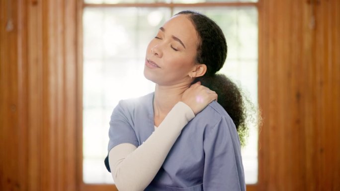 护士，妇女和肩部疼痛，在疗养院生病或受伤，紧急情况或压力。医疗，健康问题和专业按摩，疲劳或纤维肌痛，