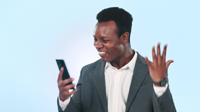 黑人在商界，从工作中获得智能手机奖金和蓝色背景的促销惊喜。公司奖励，在线福利和获胜的wow反应，兴奋