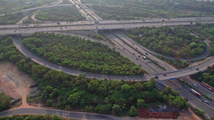 海得拉巴尼赫鲁外环路的多条道路交界处，无人机白天拍摄