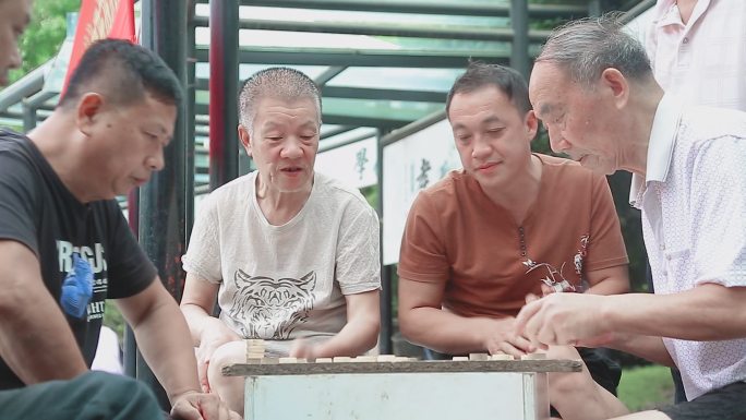 很多人围观下棋指手画脚下中国象棋老年生活