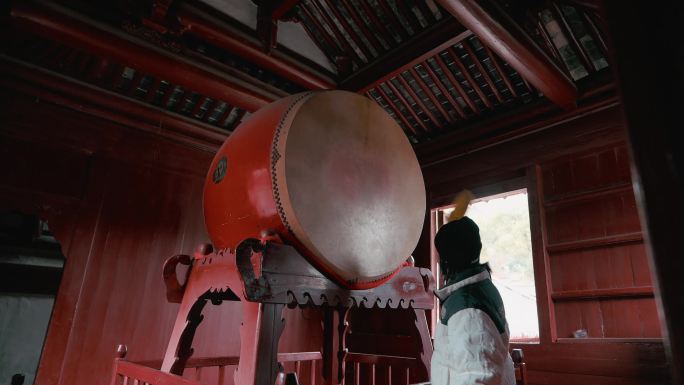 保国寺古建筑里一个人打鼓背影