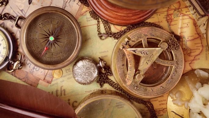复古风格的旅行和冒险。桌上的老式指南针和其他老式物品。