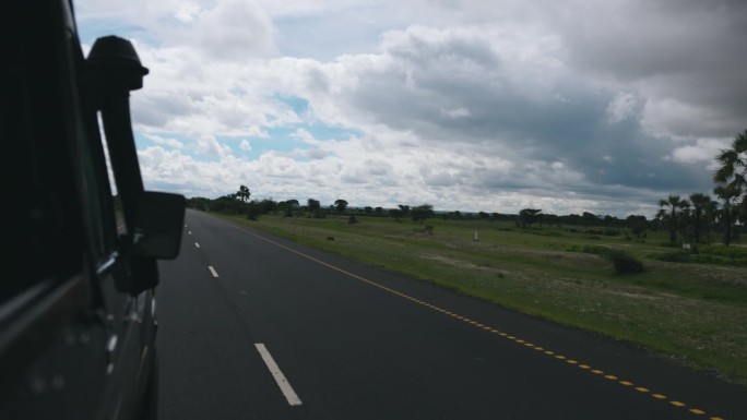 SLO MO汽车穿越风景优美的乡村道路