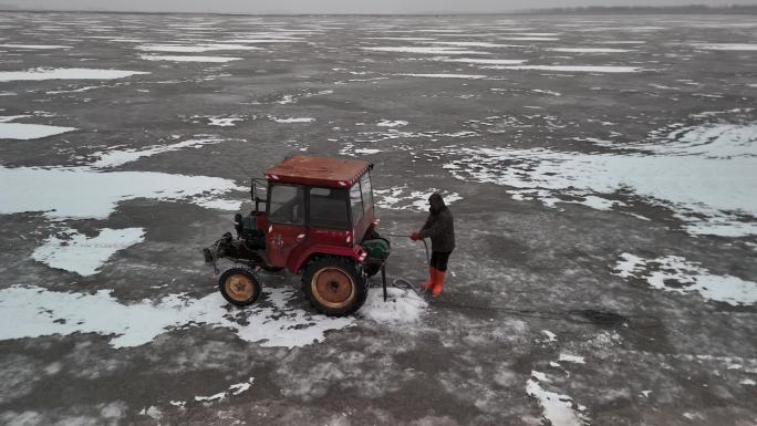 冬捕过程，在湖面打眼钻孔，凿冰冬捕