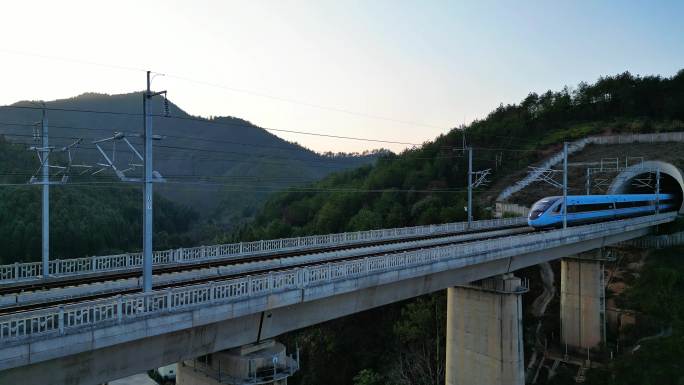 高铁动车驶过桥梁