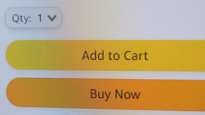 用户在电脑屏幕上点击“加入购物车”按钮进行电子商务的特写