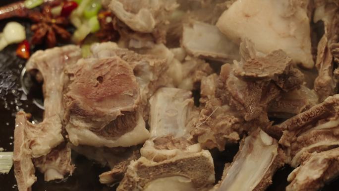 传统红烧鹿肉烹饪过程展示