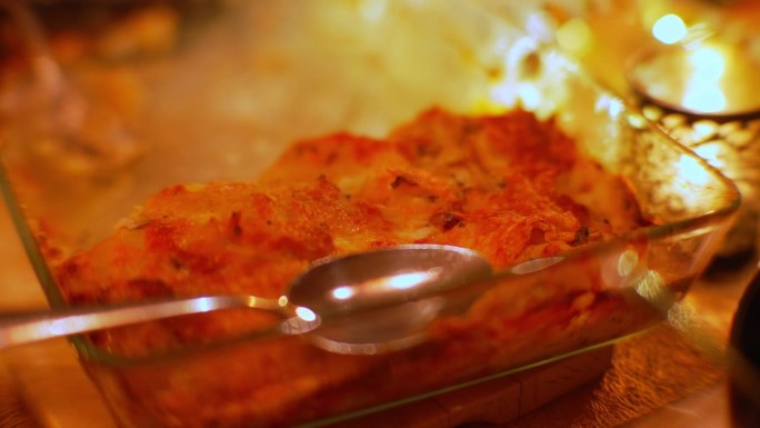 配上酥脆奶酪层的Patatoe gratin，放在放着蜡烛的桌子上