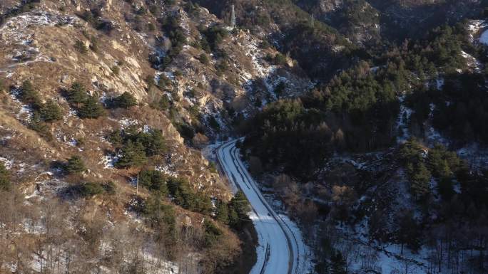 航拍山间下雪的小路